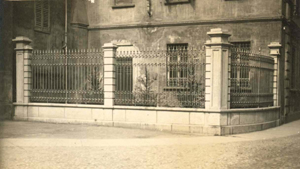 Muro e ringhiera di cinta