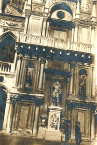 Facciata di  edificio con sculture