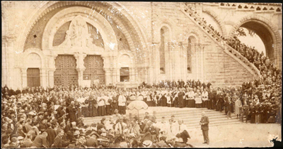 Cerimonia religiosa davanti a Cattedrale