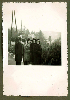 Ernesto Guerci con sua moglie e degli amici.