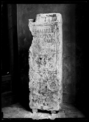 Cippo romano con iscrizione