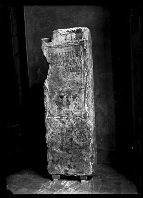 Cippo romano con iscrizione