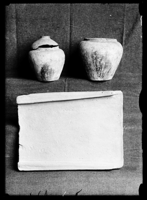 Urne funerarie e resto di lapide