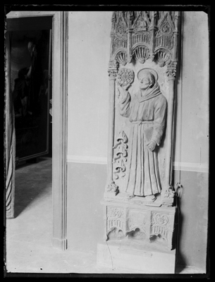 Scultura di santo in bassorilievo