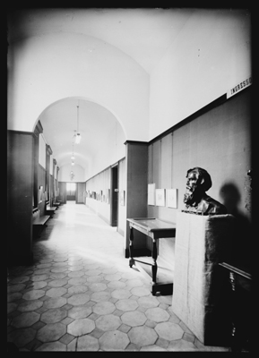 Galleria con quadri e sculture