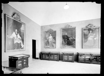 Interno di museo con quadri