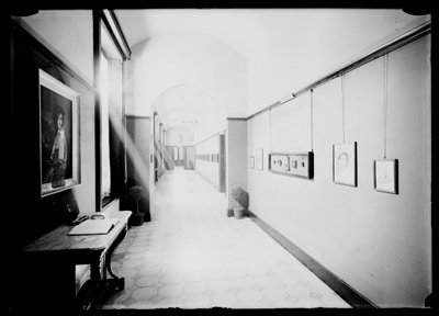 Galleria con quadri