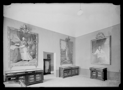 Sala espositiva con quadri di religiosi esposti