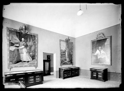 Sala espositiva con quadri di religiosi esposti