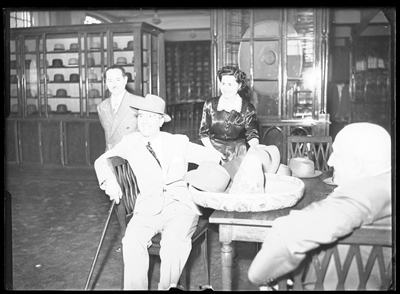 Visitatore che prova un cappello della ditta Borsalino di Alessandria