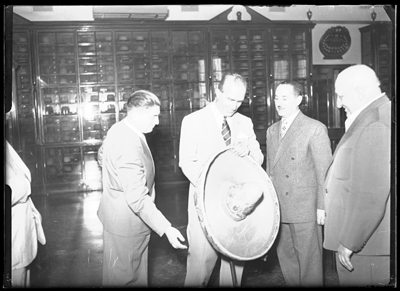 Visitatori che osservano un sombrero della ditta Borsalino di Alessandria