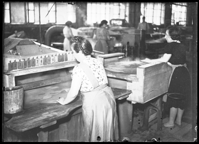 Operaie durante la lavorazione dei cappelli della ditta Borsalino di Alessandria
