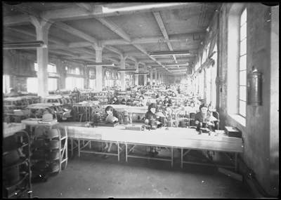 Operaie che lavorono in un capannone della ditta Borasalino ad Alessandria