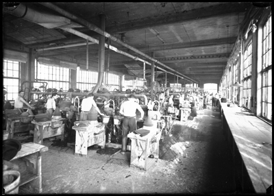 Operai al lavoro in un capannone della ditta Borasalino ad Alessandria