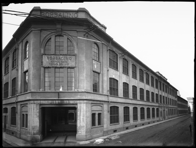 Ingresso principale con veduta di scorcio della Borsalino di Alessandria