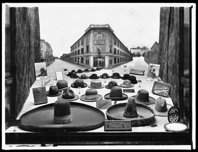 Vetrina espositiva della fabbrica Borsalino di Alessandria