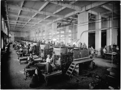 Capannone con operai al lavoro nella fabbrica Borsalino di Alessandria