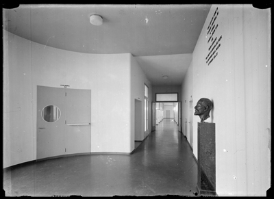Ingresso principale con busto dell'industriale filantropo del Sanatorio di Alessandria