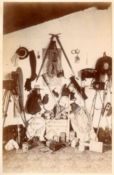 Nuova Zelanda: picozze e altri attrezzi, apparecchi fotografici e una carta dei ghiacciai del M. Cook in preparazione della spedizione