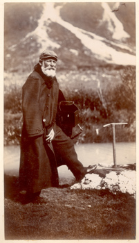 Nuova Zelanda: ritratto di Giuseppe Borsalino con piccozza e custodia dell'apparecchio fotografico