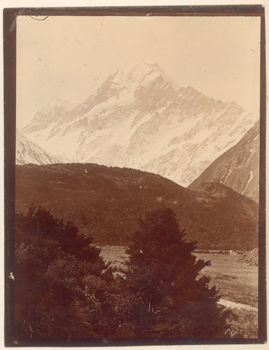 Alpi meridionali della Nuova Zelanda:  paesaggio alpino con il monte Cook (?) sullo sfondo