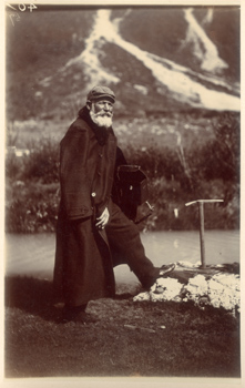 Nuova Zelanda: ritratto di Giuseppe Borsalino con piccozza e custodia dell'apparecchio fotografico