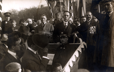 Piazza Garibaldi, Raduno provinciale dell' Associazione Nazionale Combattenti. Parla l'onorevole Edoardo Torre, alto commissario delle Ferrovie