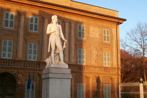 Foto esterna con statua Napoleone