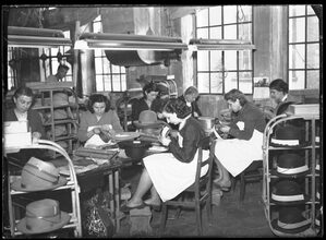 Foto Archivio Fototeca civica Città di Alessandria, Fondo Sartorio – Operaie durante la lavorazione dei cappelli della ditta Borsalino di Alessandria